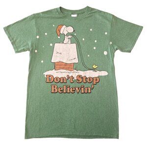 Men's SNOOPY "Don't Stop Believin' " Green Christmas T-shirt.  Sz. Small.
